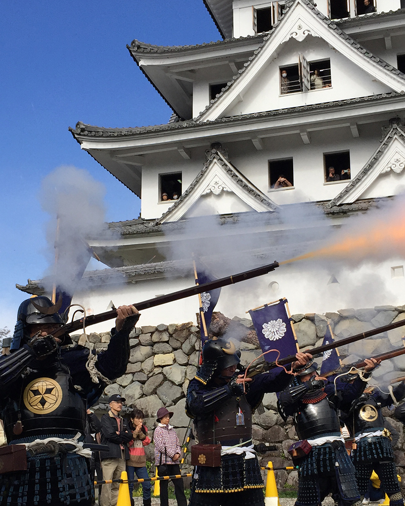 郡上八幡城もみじまつり大垣城鉄砲隊演武